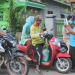 LAWAN CORONA, KEPALA DESA NGLURUP BAGIKAN MASKER PADA WARGA